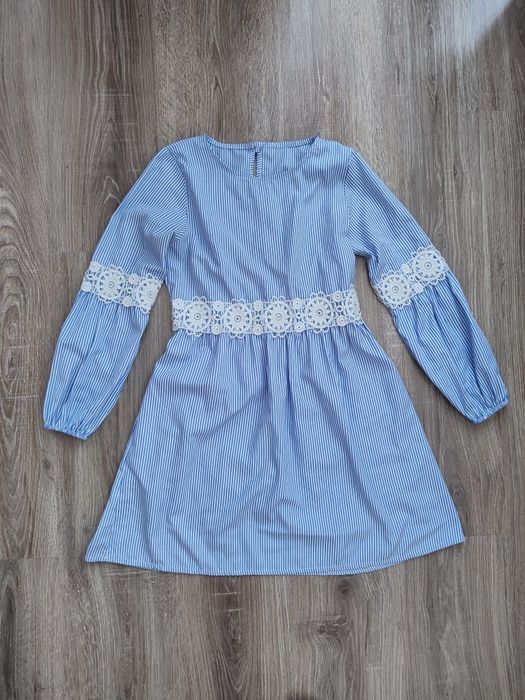 Niebieska sukienka w paski boho z koronką rozmiar S
