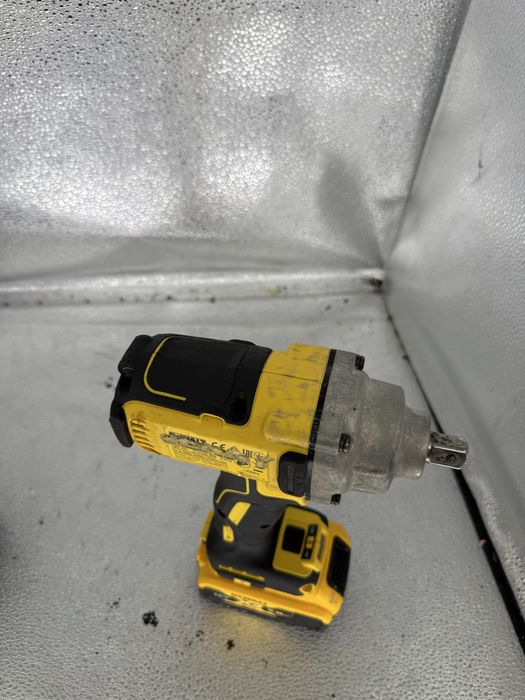 Гайковерт ударный аккумуляторный DeWALT DCF894 комплект гайковерт