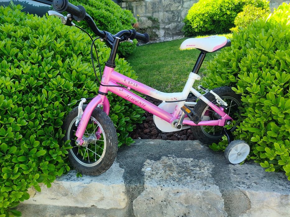 Bicicleta de menina com rodas de apoio