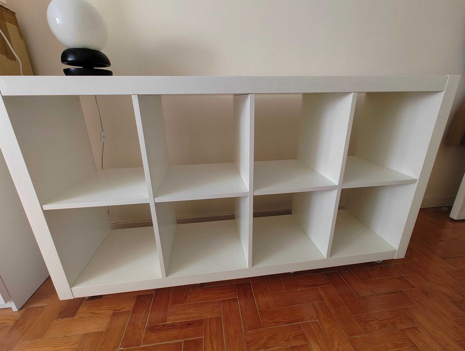 Móvel branco com cubículos