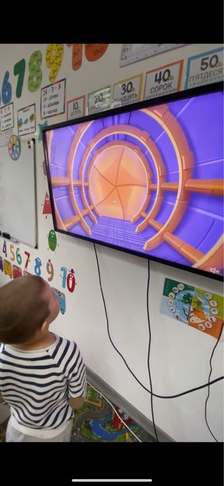 Телевізор сенсорний для інтерактивного навчання