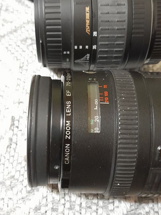 Aparat Canon plus dwa obiektywy.