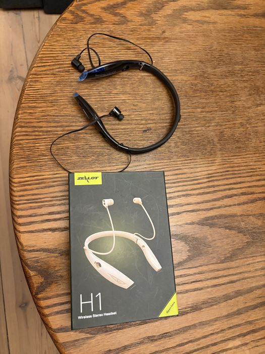 Wireless stereo headset
