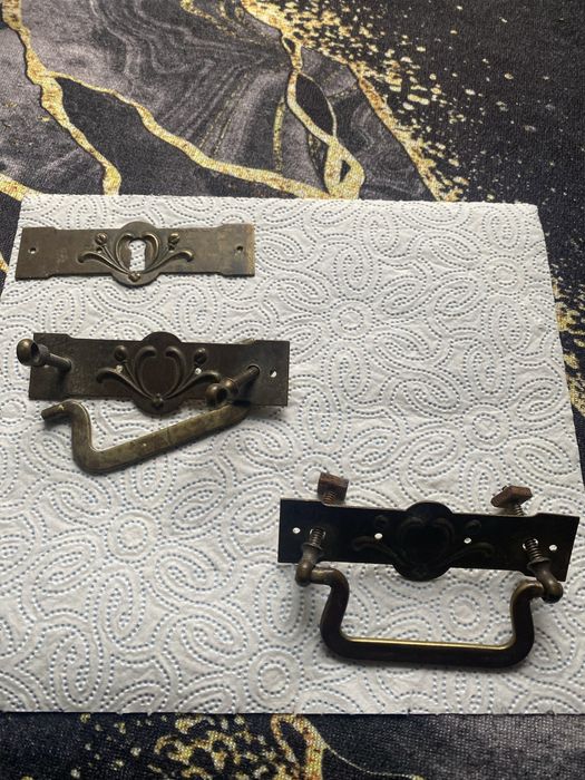 Stare zamki i mosiezne ozdoby do mebli