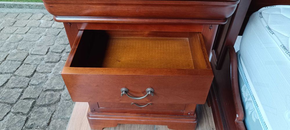 Cama, estrado, colchão e mesinha