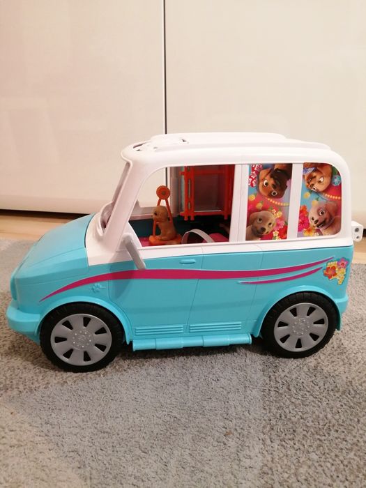 Wakacyjny kamper piesków Barbie