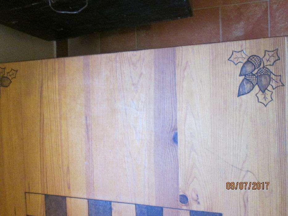 Mesa de jogo para sala, em pinho piro-gravada e 4 bancos