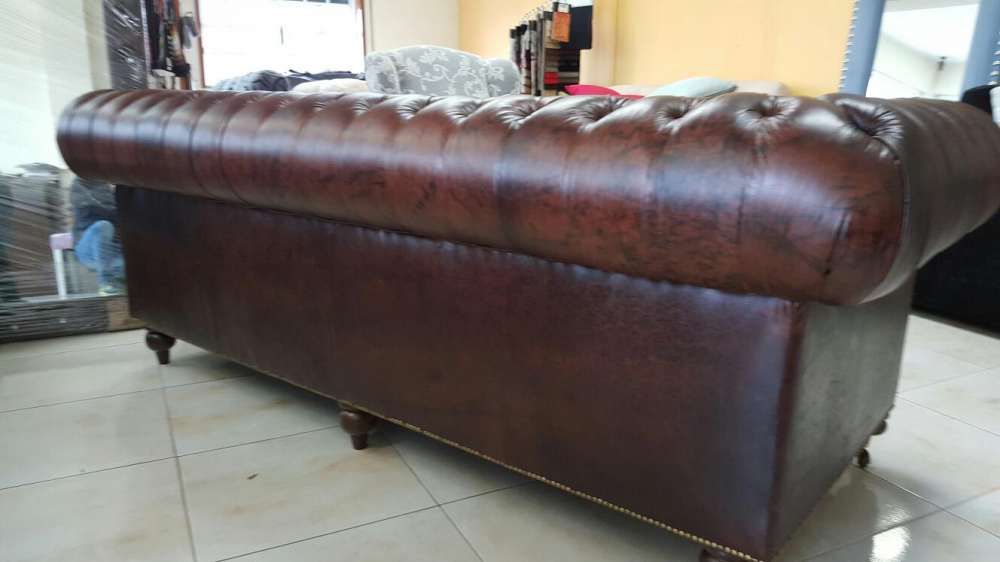 Sofá Chesterfield em pele envelhecida - NOVO
