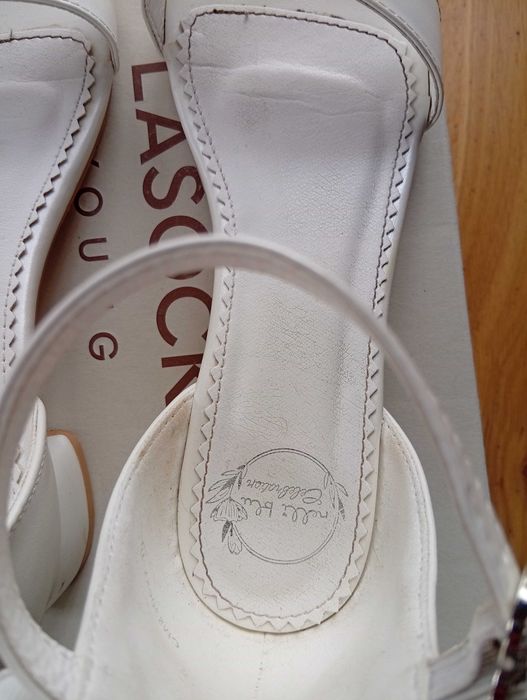 Białe perłowe sandały dziewczęce 35