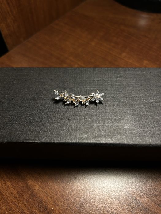 Kolczyk nausznica z liściem i cyrkoniami