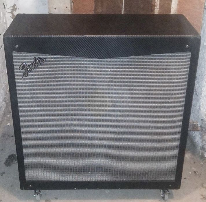 Kolumna Fender bez głośników.