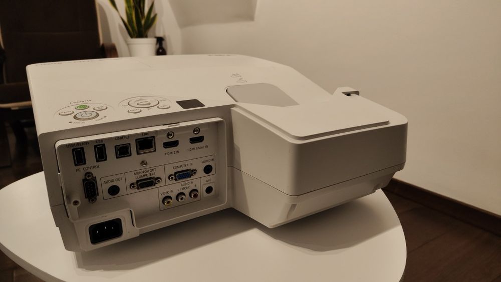 Projektor NEC UM301W – krótkoogniskowy | 75% lampy | KINO W  DOMU!!!