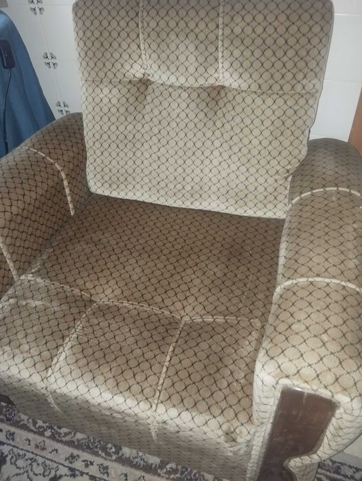 Conjunto de três sofás,o grande com cama udados mas em muito bom estado, foram estofados de novo