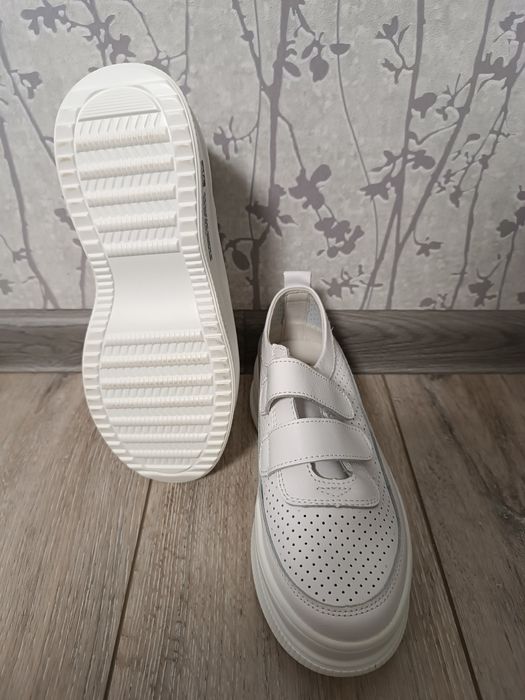 Кросівки. Мокасини.