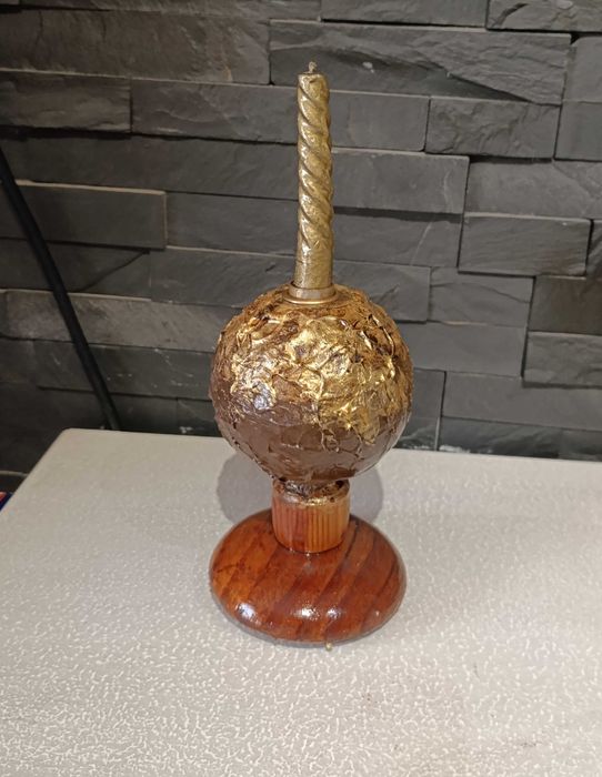 Bricolage Castiçal, base e pé em madeira, corpo em cerâmica c/ vela