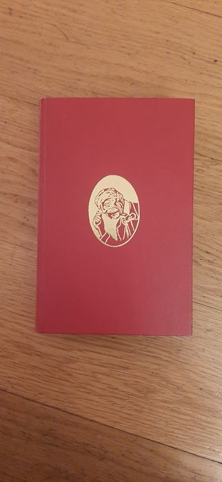 2 livros encadernados de Eça de Queiroz
