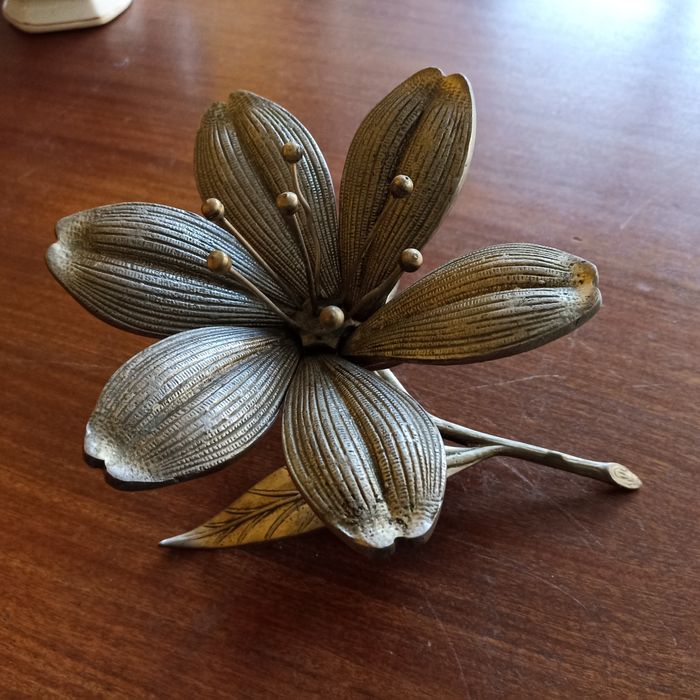 Flor cinzeiro vintage em bronze com pétalas amoveis