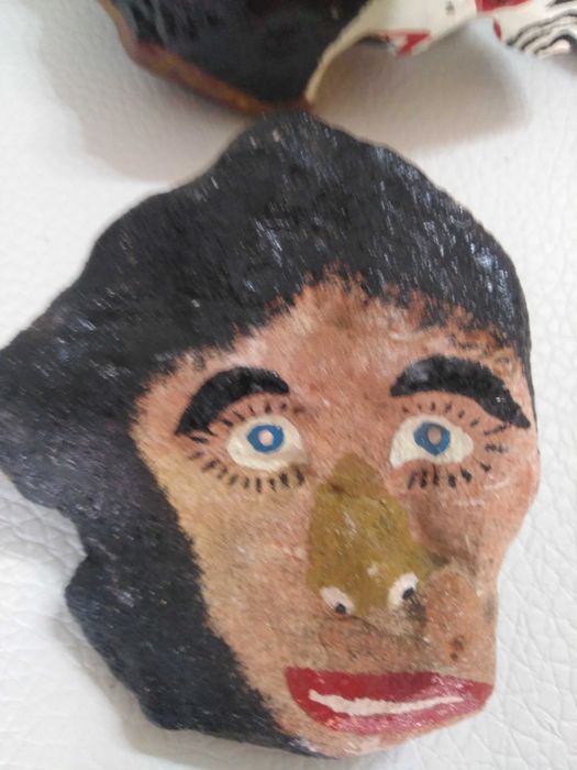 Pedras pintadas à mão com caricaturas variadas