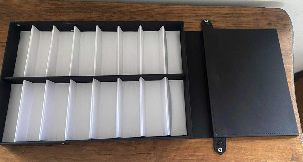 Pasta/Mala Expositor p/ 16 Óculos. Prof.: 48; Larg.: 32; Altura: 6 cm