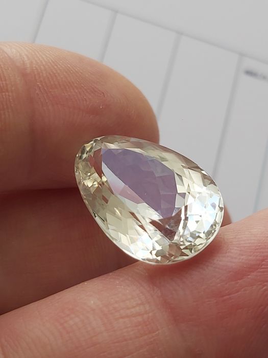 Krystaliczny topaz naturalny 24.33ct. z certyfikatem eksperta kamieni