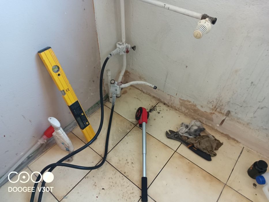 Zamrażanie rur i nie tylko. Hydraulik Awarie domowe wymiana instalacji