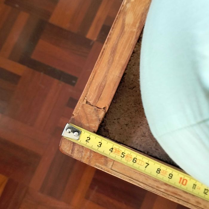Camas individuais, somiers, com colchão, em pinho, muito bom estado, uma delas tem dois gavetões para arrumação