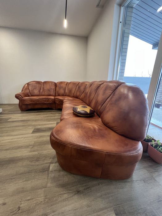 Кутовий шкіряний диван.