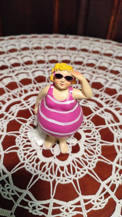 Figurka plażowiczki