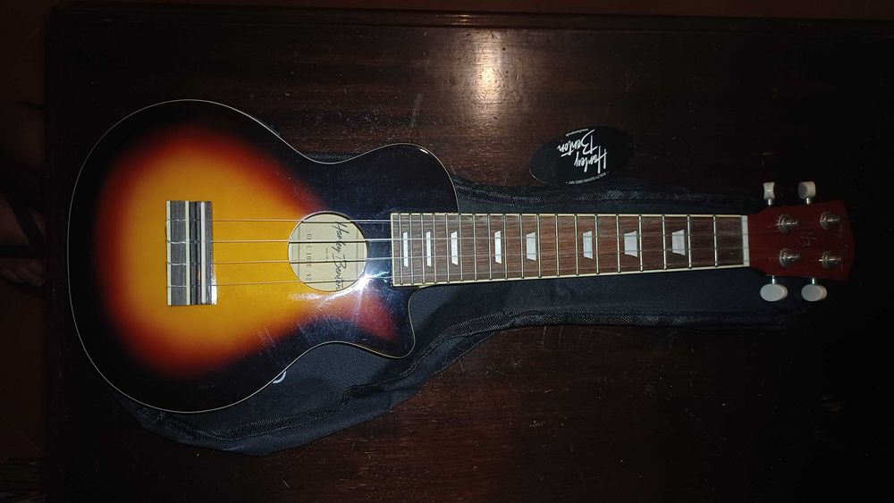 Ukulele Soprano Harley Benton  eletro-acústico + cordas AnueAnue