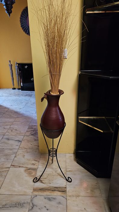Vaso decorativo com fenos e tripé
