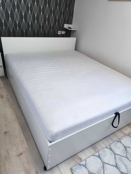 Łóżko z materacem