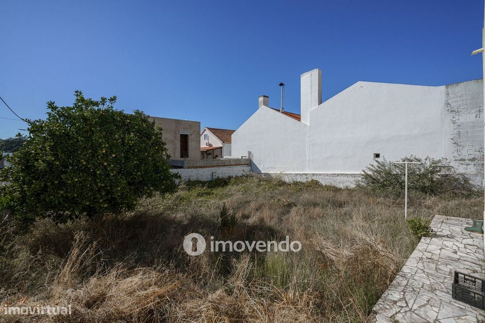 Moradia T4 com garagem e próxima da praia, na Charneca da Caparica