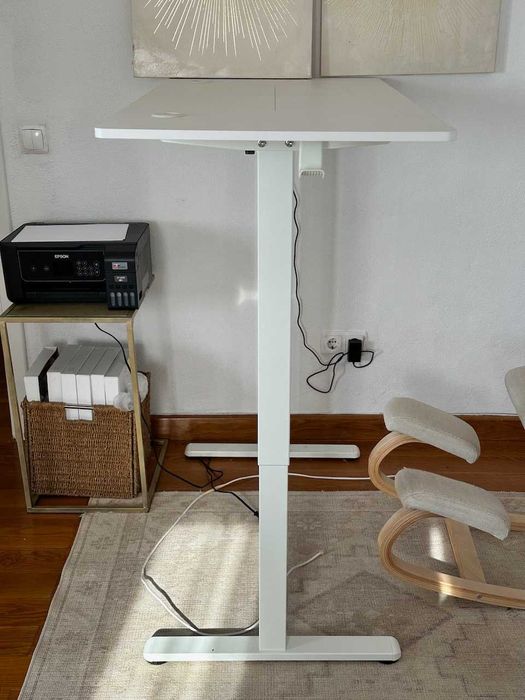 Secretária com elevador elétrico