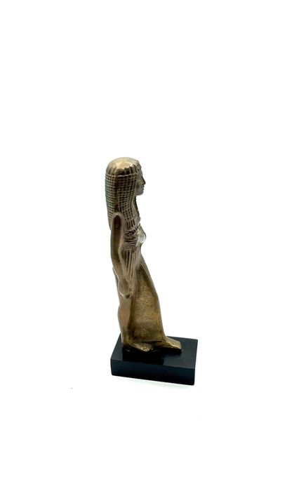 Escultura mulher egipcia em bronze bruto