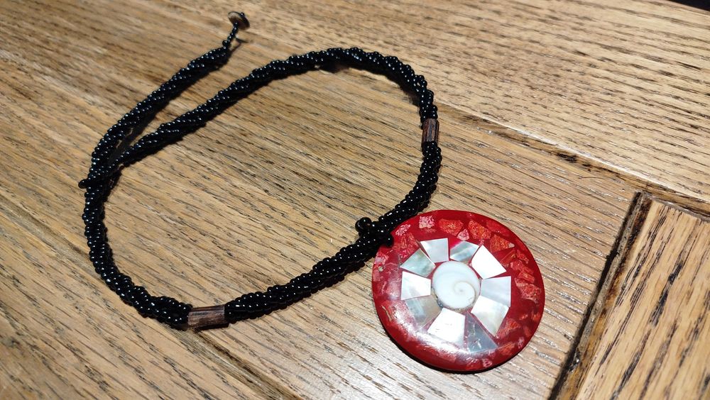 Ozdobny Naszyjnik Czerwony Żywica Przetykany Koralem 45cm
