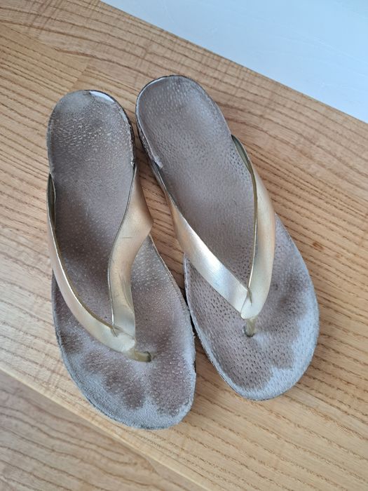 Złote klapki 38 na lato