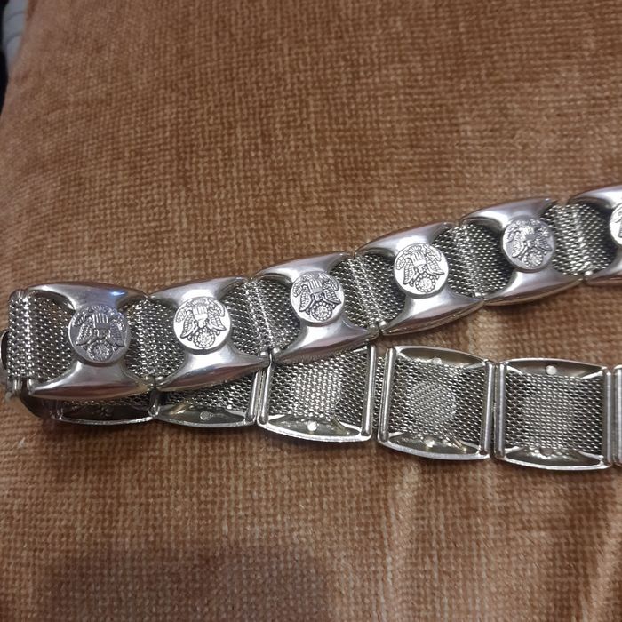 Металлический пояс.