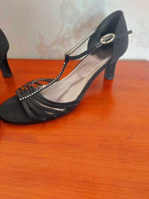 Sandálias pretos com brilhos