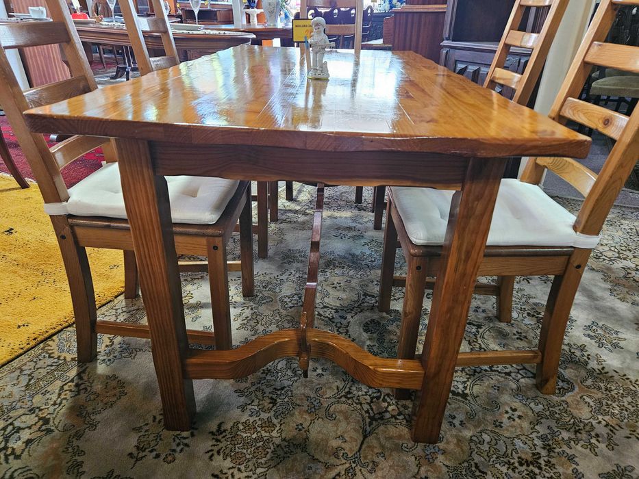 Mesa em madeira maciça - Só a mesa as cadeiras são à parte