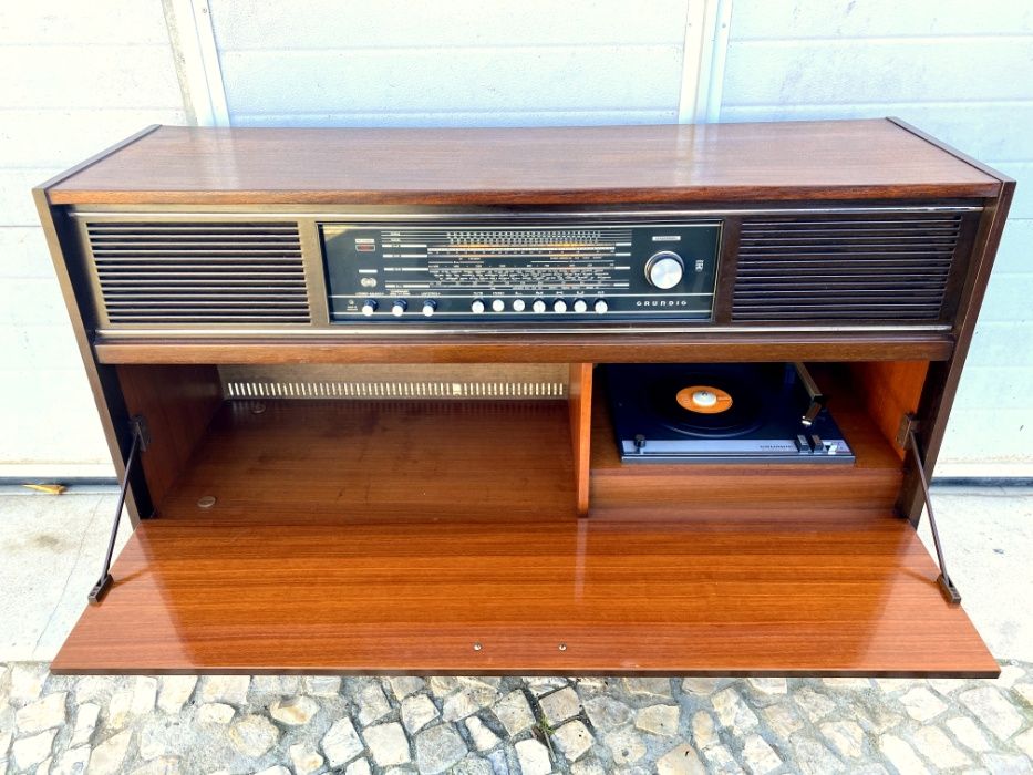 Aparador rádio gira discos Grundig a funcionar 118comp x 36prof x 79al