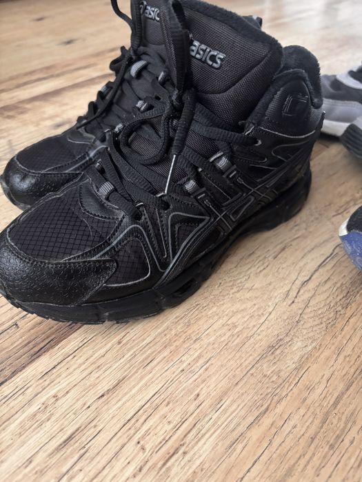 Утепленные кроссовки asics
