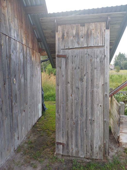 WC toaleta drewniana. Masywna konstrukcja.