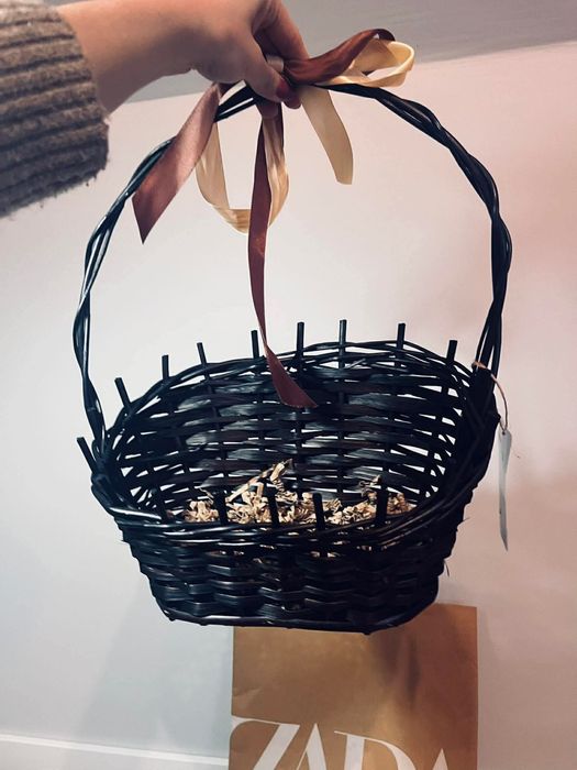 Piękny ciemny kosz pleciony ozdobny koszyk z uchem