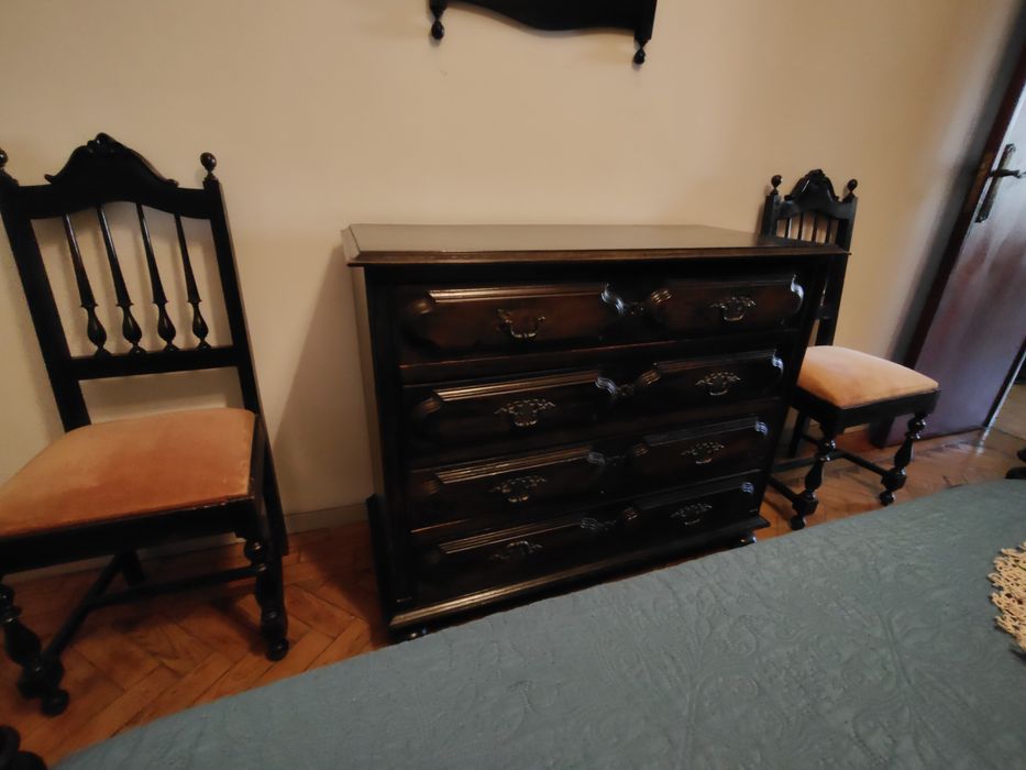Cómoda Quarto e duas cadeiras