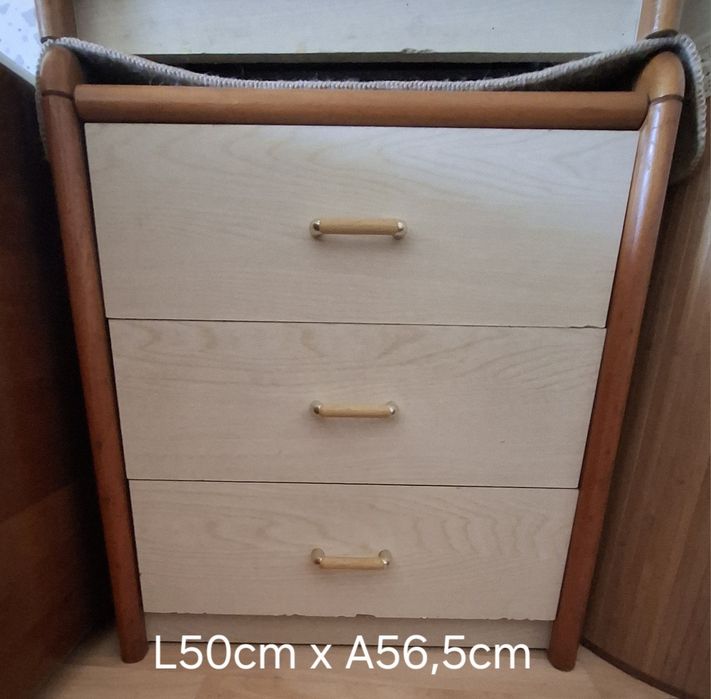 Vários móveis, cómodas, mesinhas de cabeceira, cama e aparador