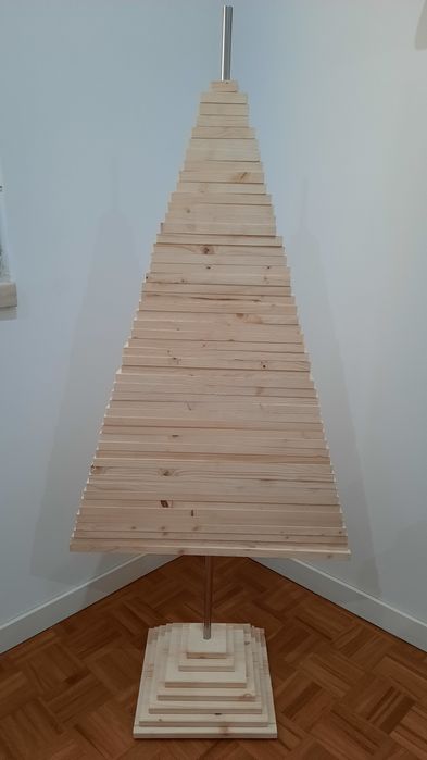 Árvore Natal em Madeira Moderna e Dinâmica