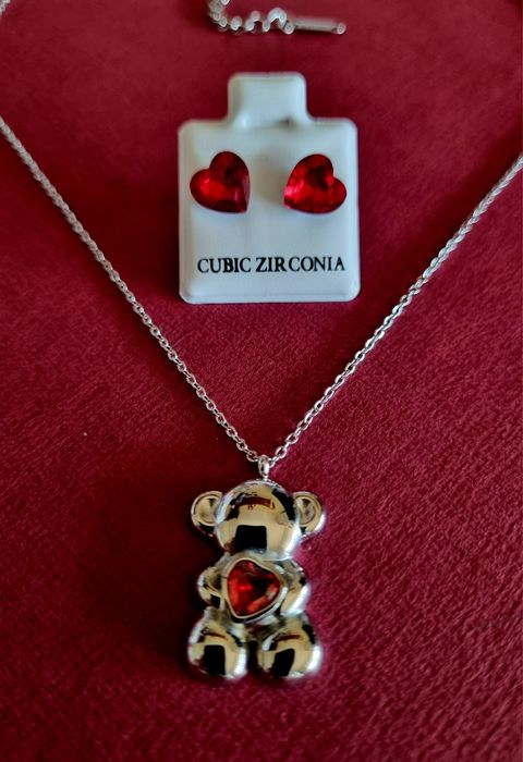 Conjunto prateado (colar + brincos), em aço, coração vermelho.