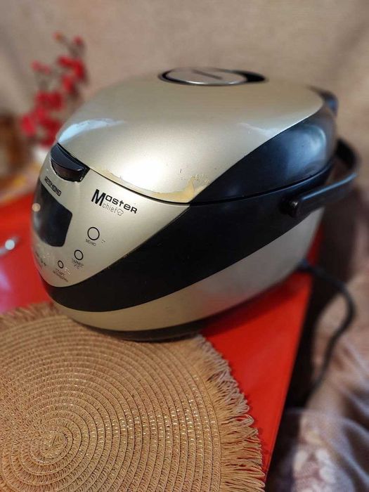 Мультиварка Redmond RMC-M150. в робочому стані.Голосова