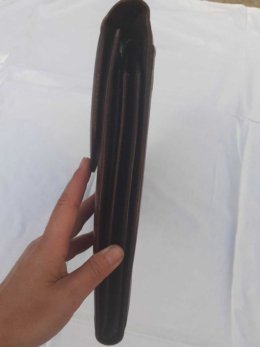 Pasta de negócio, castanha, em pele