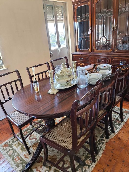 Cristaleira mais mesa e cadeiras